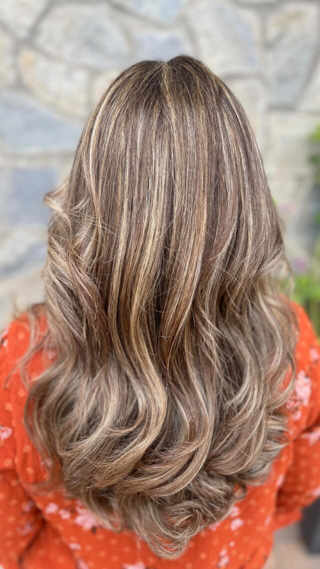 El otoño va acompañado de tonos cálidos 🍂🍄‍🟫 buscando dar luz a tus cabellos.

Qué te gustaría mejorar de tu cabello?

.
.
.
#matacampaña #matacampanya #matacampañaespaidebellesa #matacampanyaespaidebellesa 
#hairstyle #hair #blondehair #wavehair 
#lleida