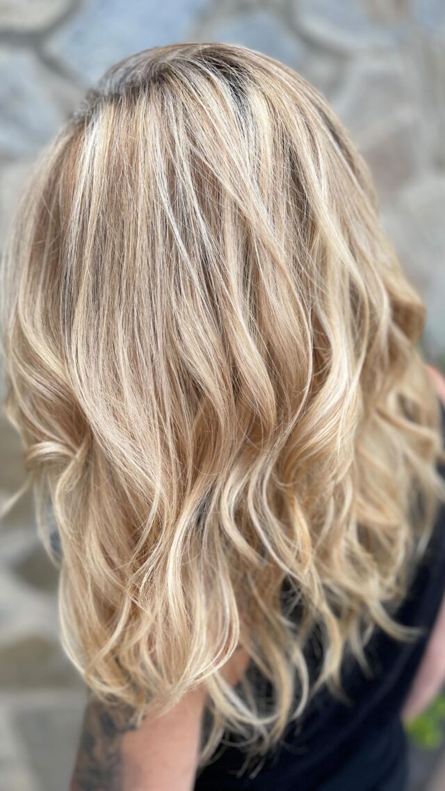 Cuando tu melena necesita un cambio sin perder tu estilo 🥰

☝️Rubios #blondme de @schwarzkopfpro.spain, matizado con los increíbles #vibrance y sobretodo, cabello tratado y mimado como se merece con la nueva tecnología de #fibreclinix

💇By @montse_gibello 

#matacampaña #matacampanya #matacampañaespaidebellesa 
#rubio #blonde #blondehair 
#lleida
